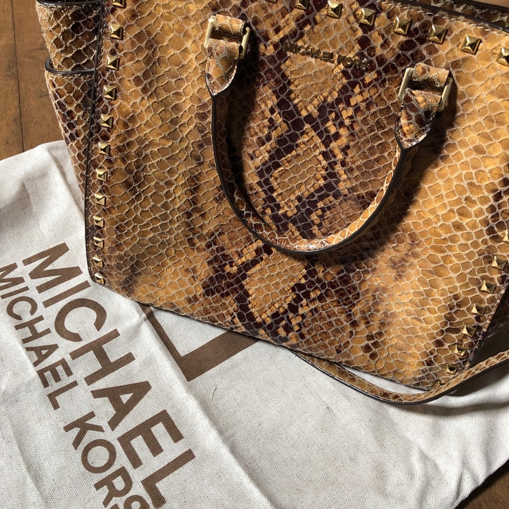 Michael Kors Selma Stud Sand Python Shoulder Bag L - Picture 2 of 8